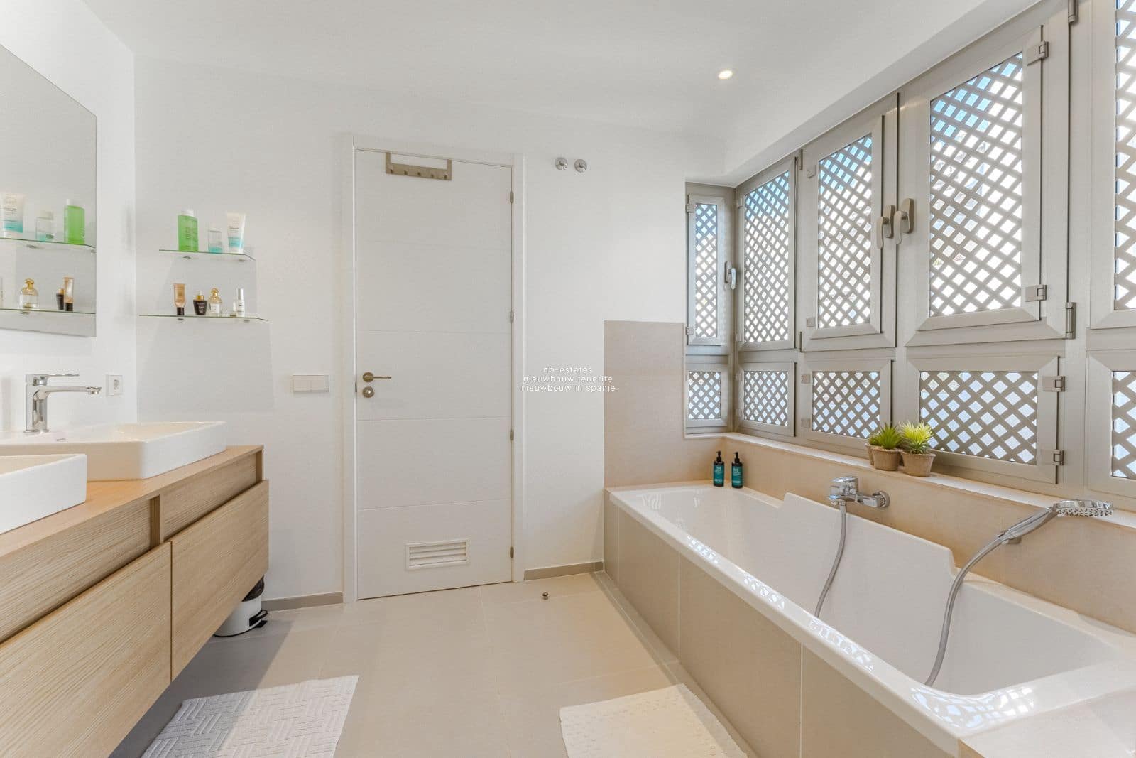 2 bedroom Flat for sale in Palm-Mar with pool garage - € 615,000 (Ref: 9493895)