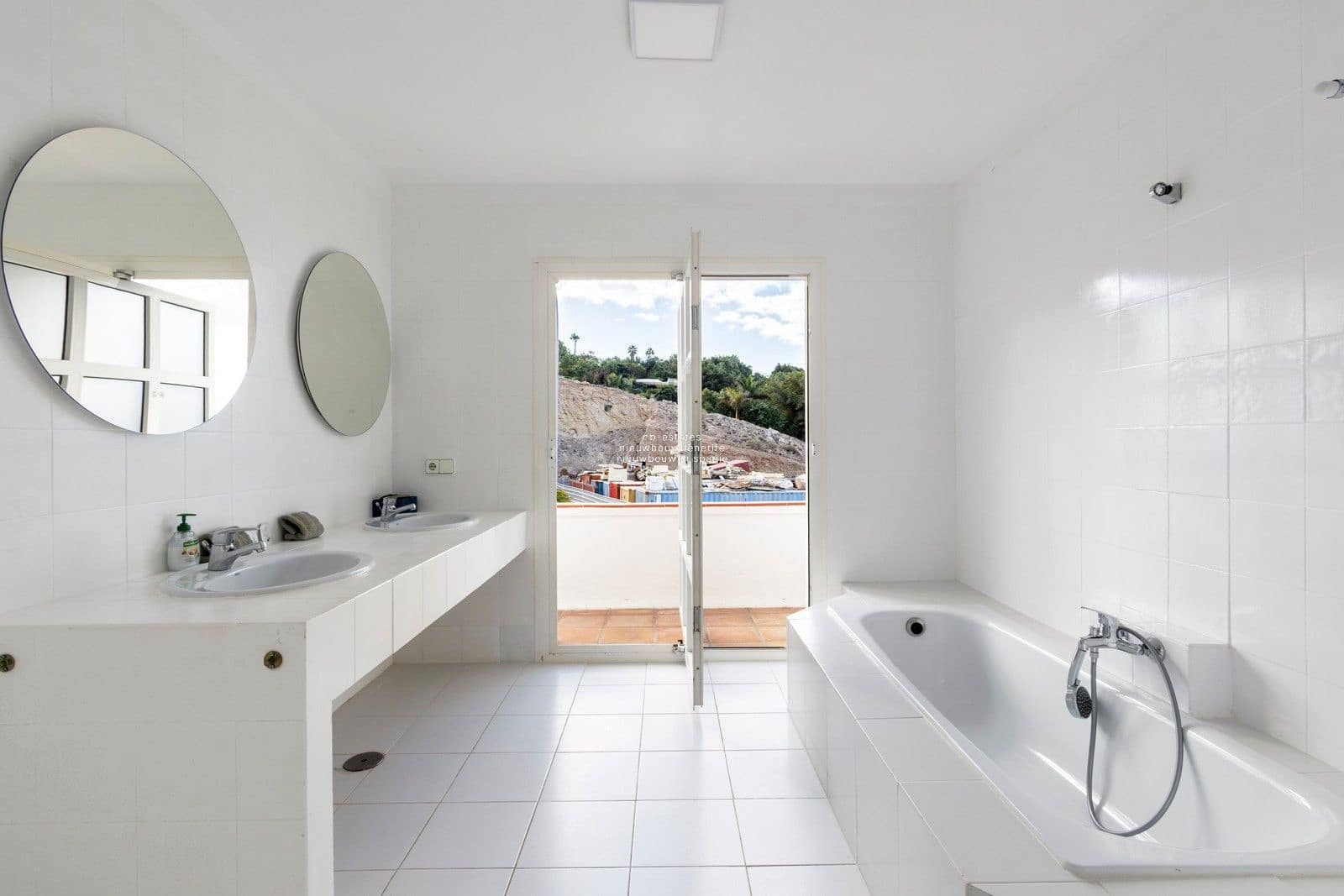 5 soverom Villa til salgs i Costa Adeje med svømmebasseng garasje - € 1 700 000 (Ref: 9499504)