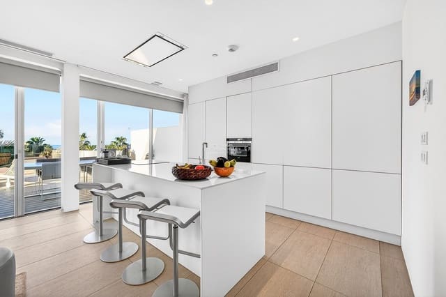 2 soverom Leilighet til salgs i Playa del Duque, Adeje med svømmebasseng garasje - € 695 000 (Ref: 9525522)