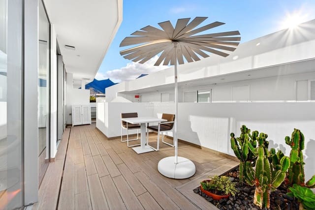 2 soverom Leilighet til salgs i Playa del Duque, Adeje med svømmebasseng garasje - € 695 000 (Ref: 9525522)