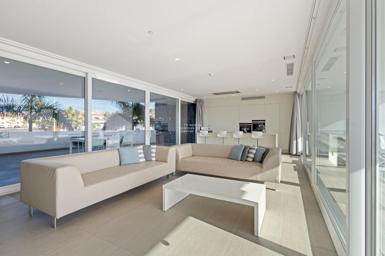 2 slaapkamer Flat te koop in Costa Adeje met zwembad garage - € 1.200.000 (Ref: 9532589)