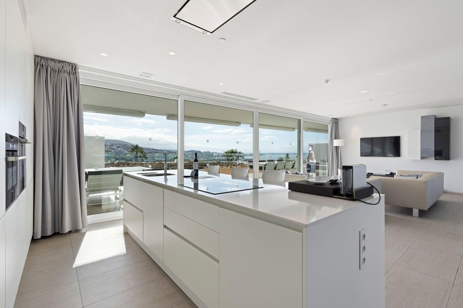 2 slaapkamer Flat te koop in Costa Adeje met zwembad garage - € 1.200.000 (Ref: 9532589)