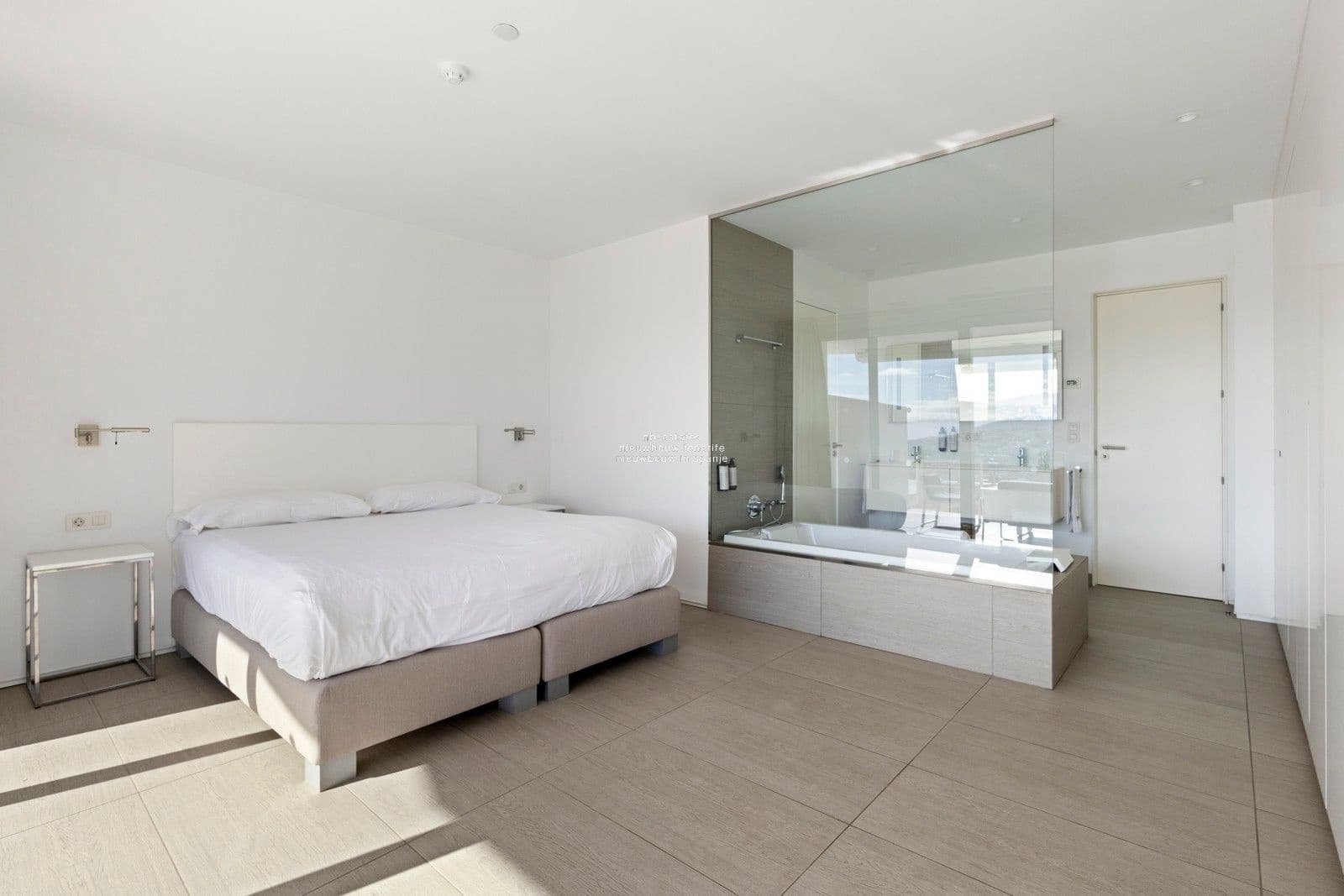 2 slaapkamer Flat te koop in Costa Adeje met zwembad garage - € 1.200.000 (Ref: 9532589)