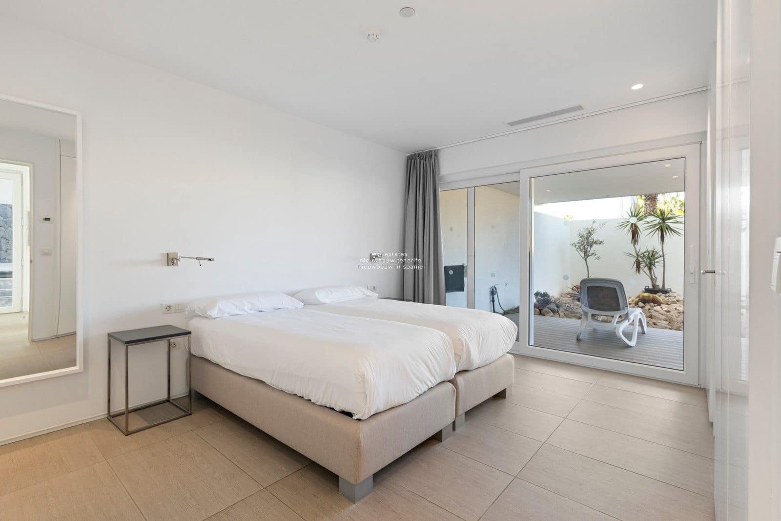 2 slaapkamer Flat te koop in Costa Adeje met zwembad garage - € 1.200.000 (Ref: 9532589)