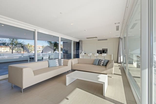 2 slaapkamer Flat te koop in Playa del Duque, Adeje met zwembad garage - € 1.200.000 (Ref: 9532589)