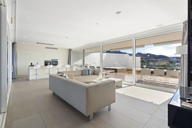 2 slaapkamer Flat te koop in Playa del Duque, Adeje met zwembad garage - € 1.200.000 (Ref: 9532589)