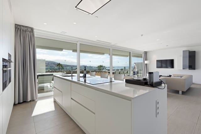 2 slaapkamer Flat te koop in Playa del Duque, Adeje met zwembad garage - € 1.200.000 (Ref: 9532589)