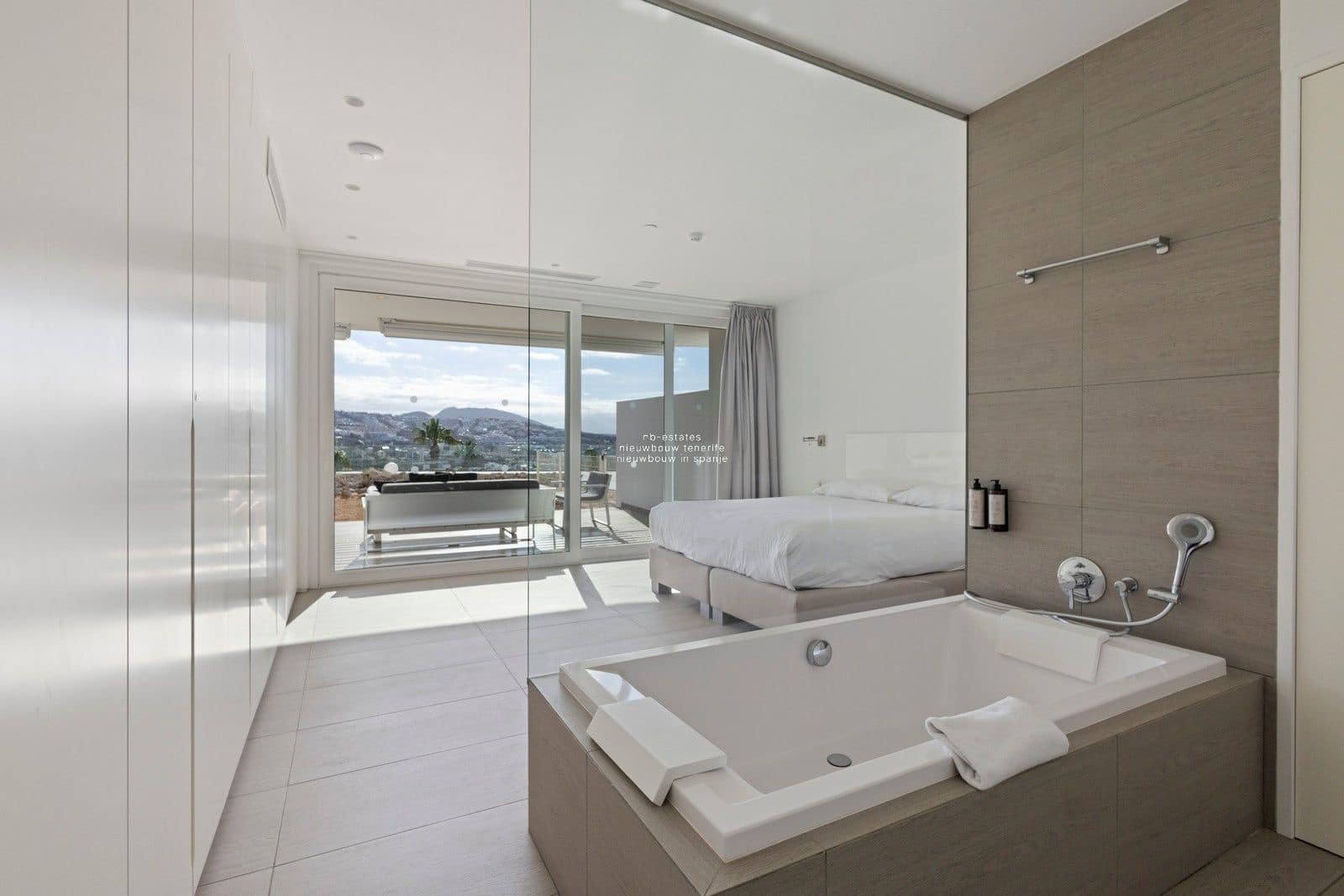 2 slaapkamer Flat te koop in Costa Adeje met zwembad garage - € 1.200.000 (Ref: 9532589)