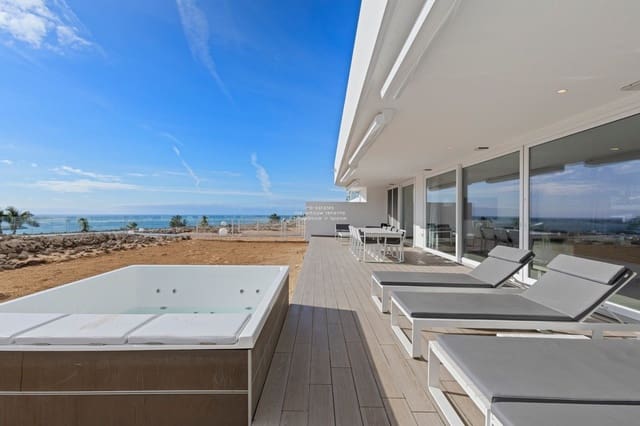 2 slaapkamer Flat te koop in Playa del Duque, Adeje met zwembad garage - € 1.200.000 (Ref: 9532589)