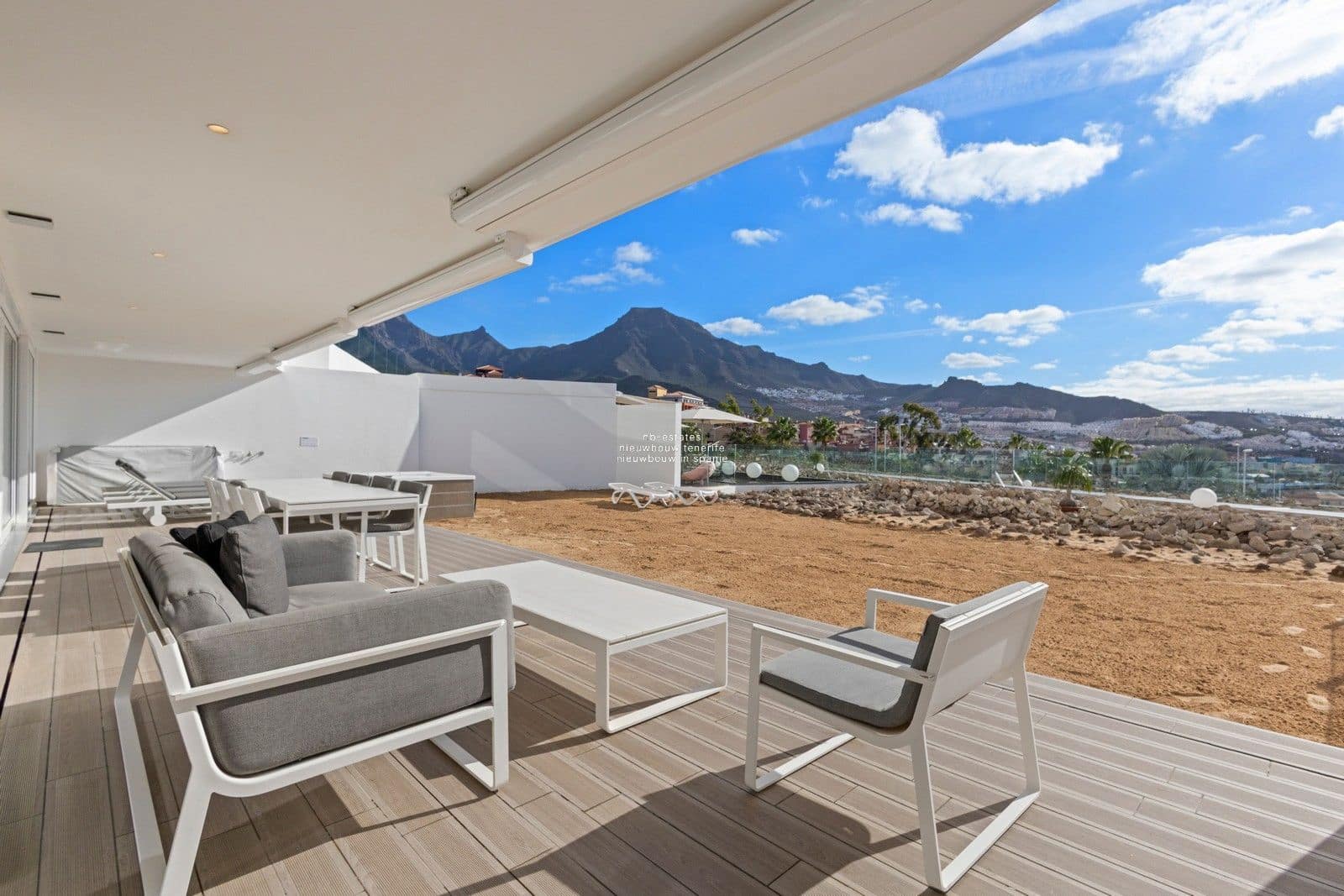 2 slaapkamer Flat te koop in Costa Adeje met zwembad garage - € 1.200.000 (Ref: 9532589)