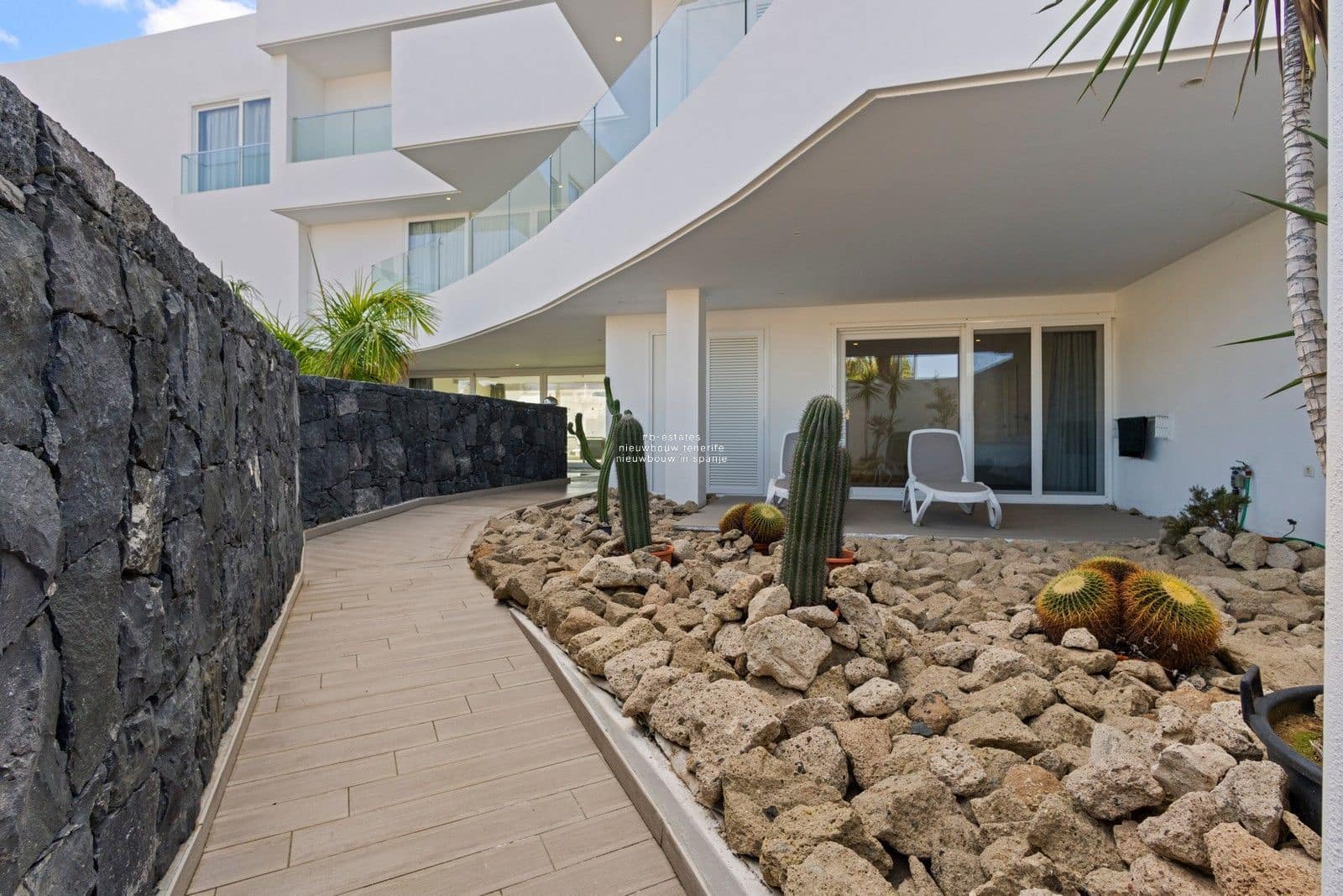 2 slaapkamer Flat te koop in Costa Adeje met zwembad garage - € 1.200.000 (Ref: 9532589)