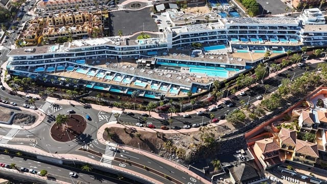 2 slaapkamer Flat te koop in Playa del Duque, Adeje met zwembad garage - € 1.200.000 (Ref: 9532589)