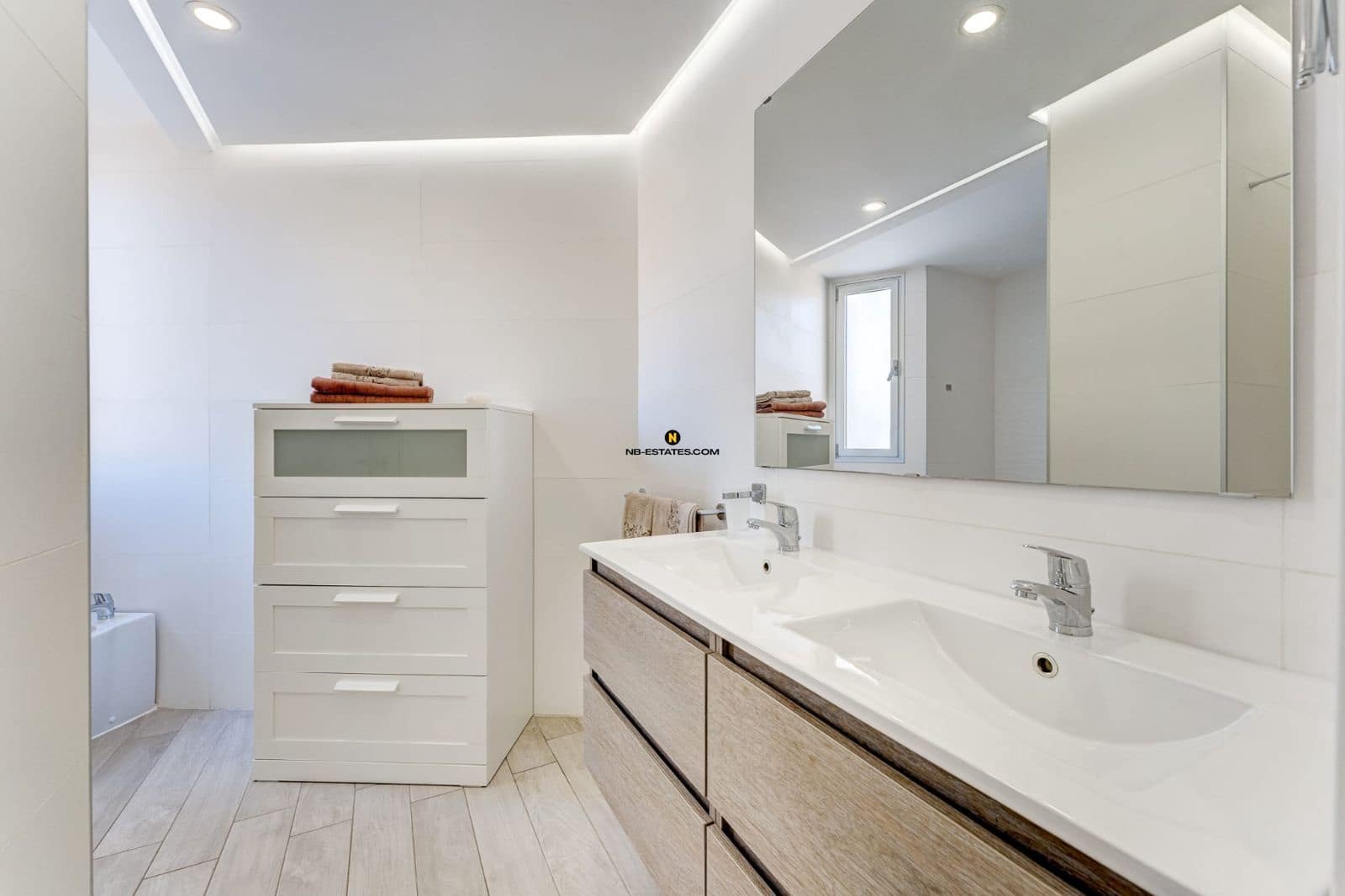 3 slaapkamer Flat te koop in Costa Adeje met zwembad garage - € 690.000 (Ref: 9542732)