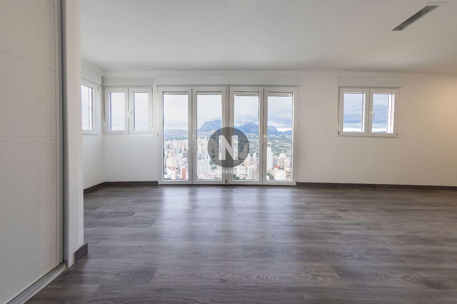 2 soveværelse Lejlighed til salg i Benidorm med swimmingpool - € 890.000 (Ref: 9675921)