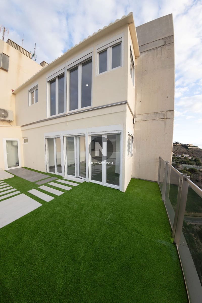 2 soveværelse Lejlighed til salg i Benidorm med swimmingpool - € 890.000 (Ref: 9675921)