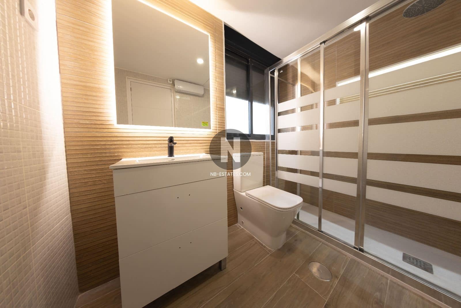 2 soveværelse Lejlighed til salg i Benidorm med swimmingpool - € 890.000 (Ref: 9675921)