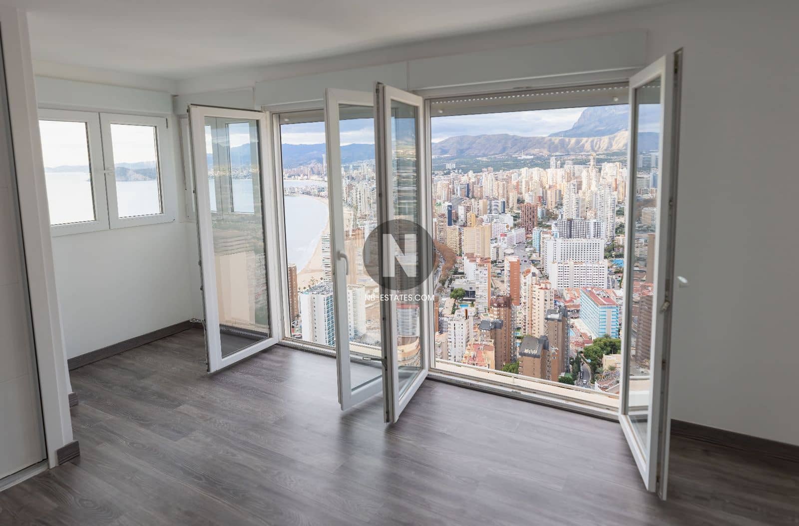 2 soveværelse Lejlighed til salg i Benidorm med swimmingpool - € 890.000 (Ref: 9675921)