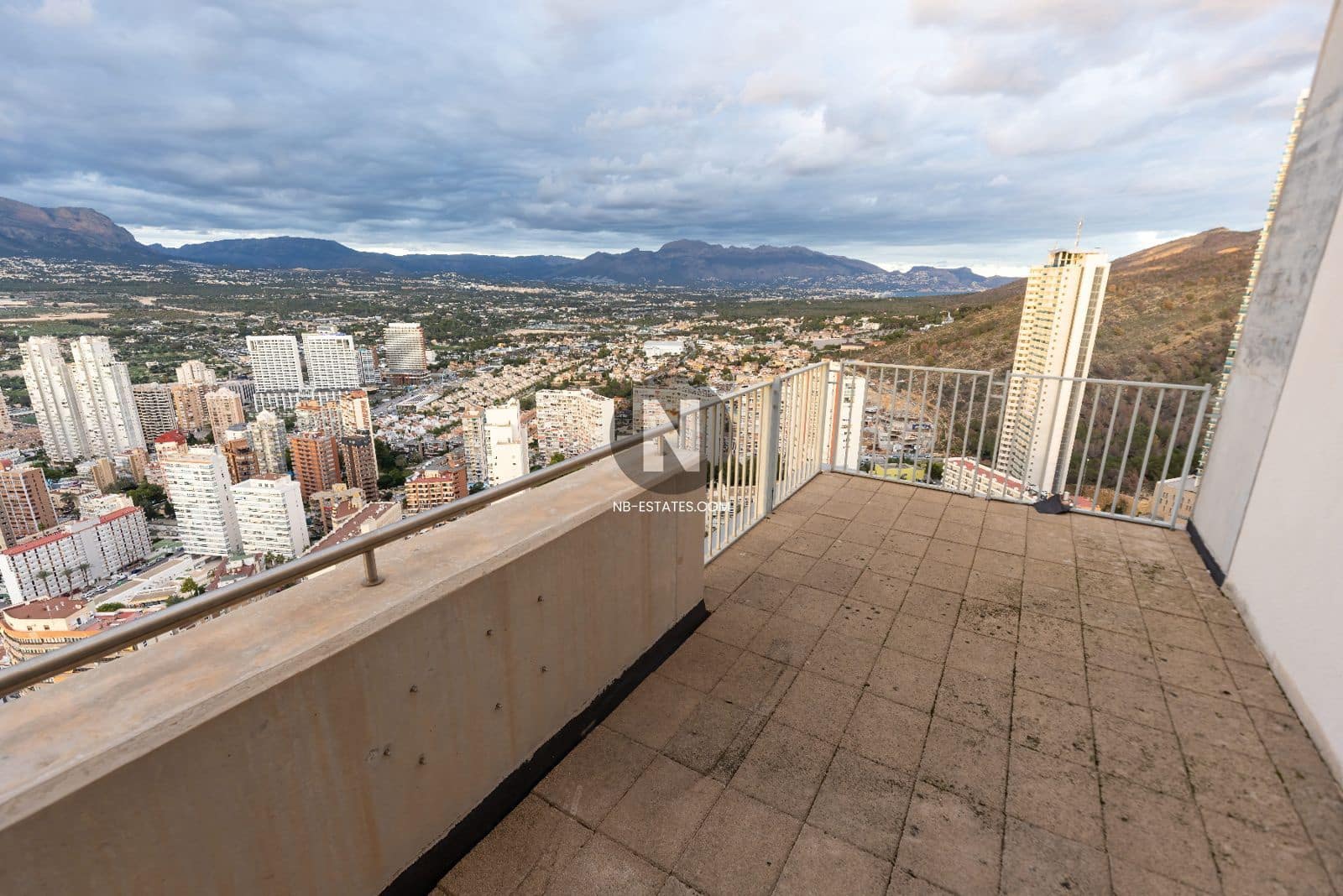 2 soveværelse Lejlighed til salg i Benidorm med swimmingpool - € 890.000 (Ref: 9675921)