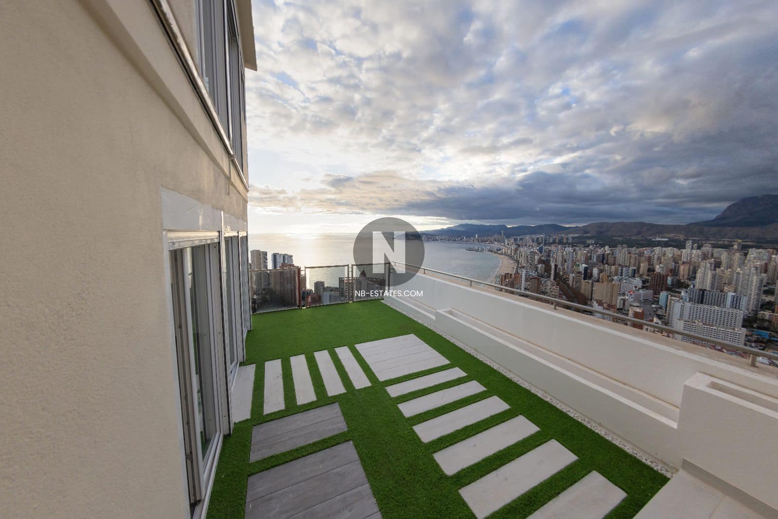 2 soveværelse Lejlighed til salg i Benidorm med swimmingpool - € 890.000 (Ref: 9675921)