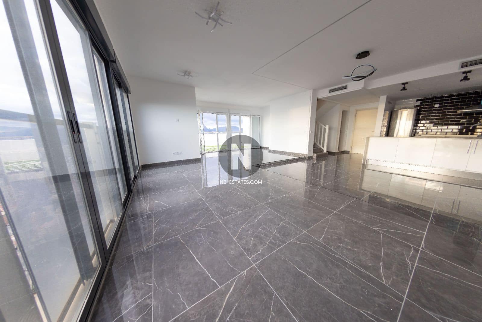 2 soveværelse Lejlighed til salg i Benidorm med swimmingpool - € 890.000 (Ref: 9675921)