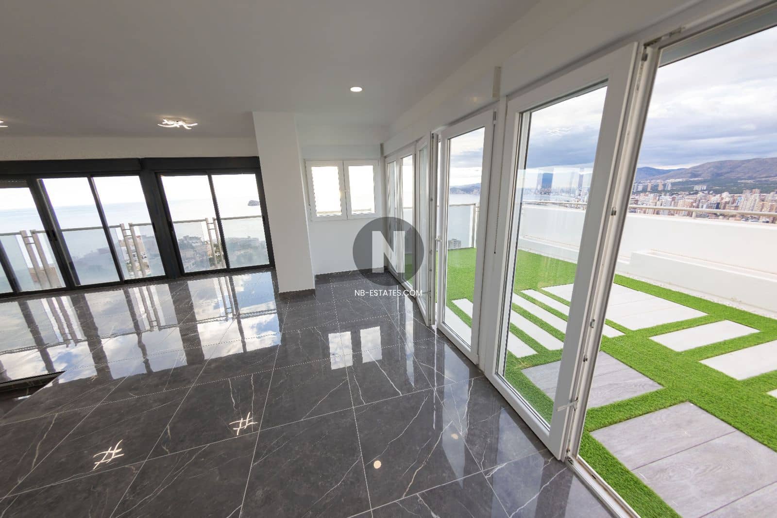 2 soveværelse Lejlighed til salg i Benidorm med swimmingpool - € 890.000 (Ref: 9675921)