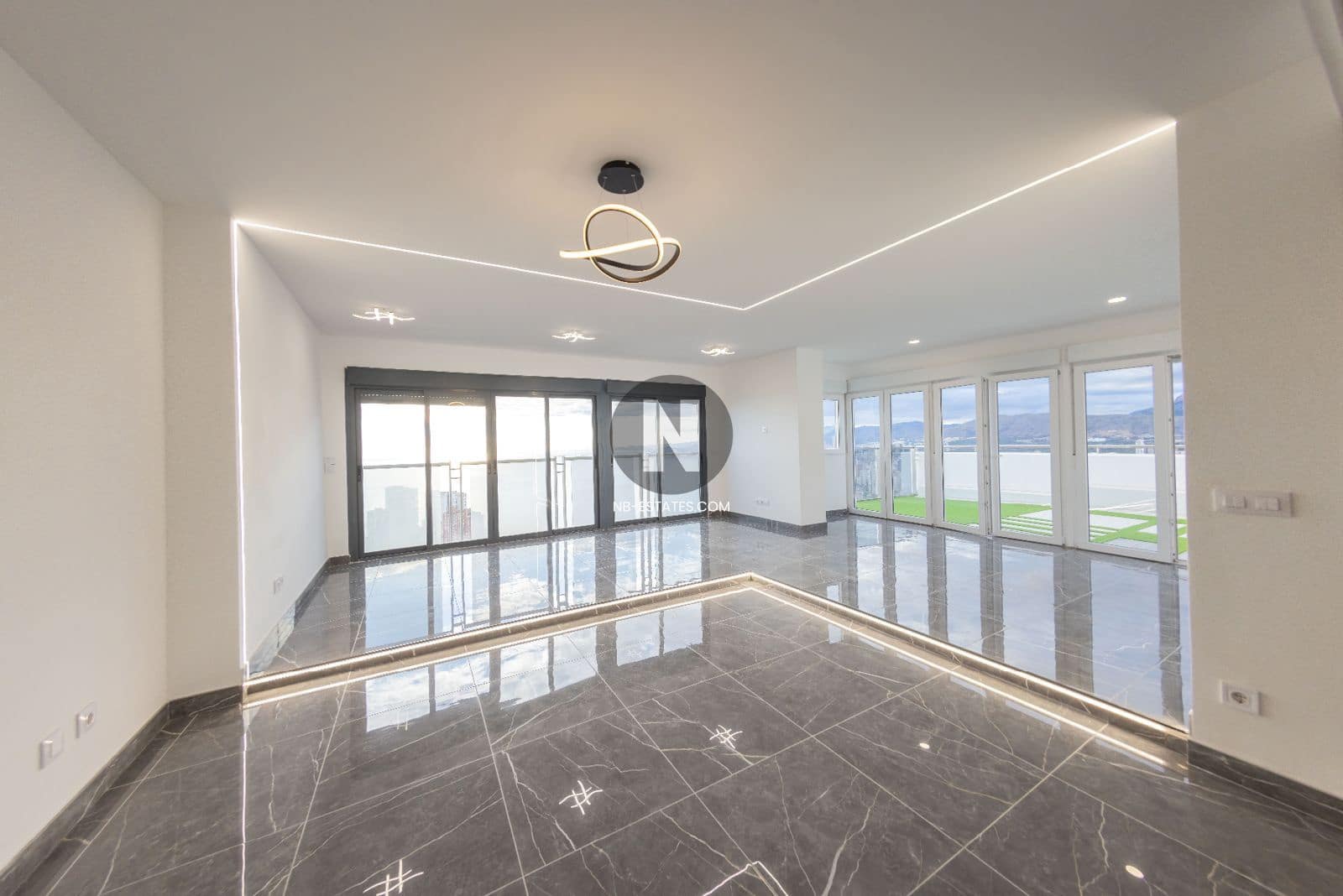 2 soveværelse Lejlighed til salg i Benidorm med swimmingpool - € 890.000 (Ref: 9675921)