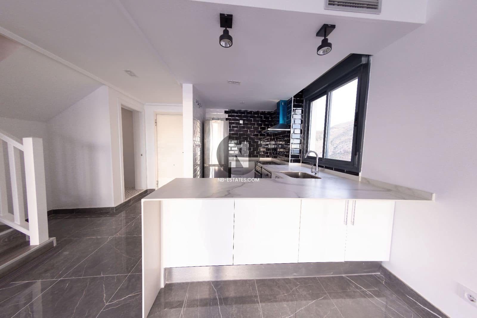 2 soveværelse Lejlighed til salg i Benidorm med swimmingpool - € 890.000 (Ref: 9675921)