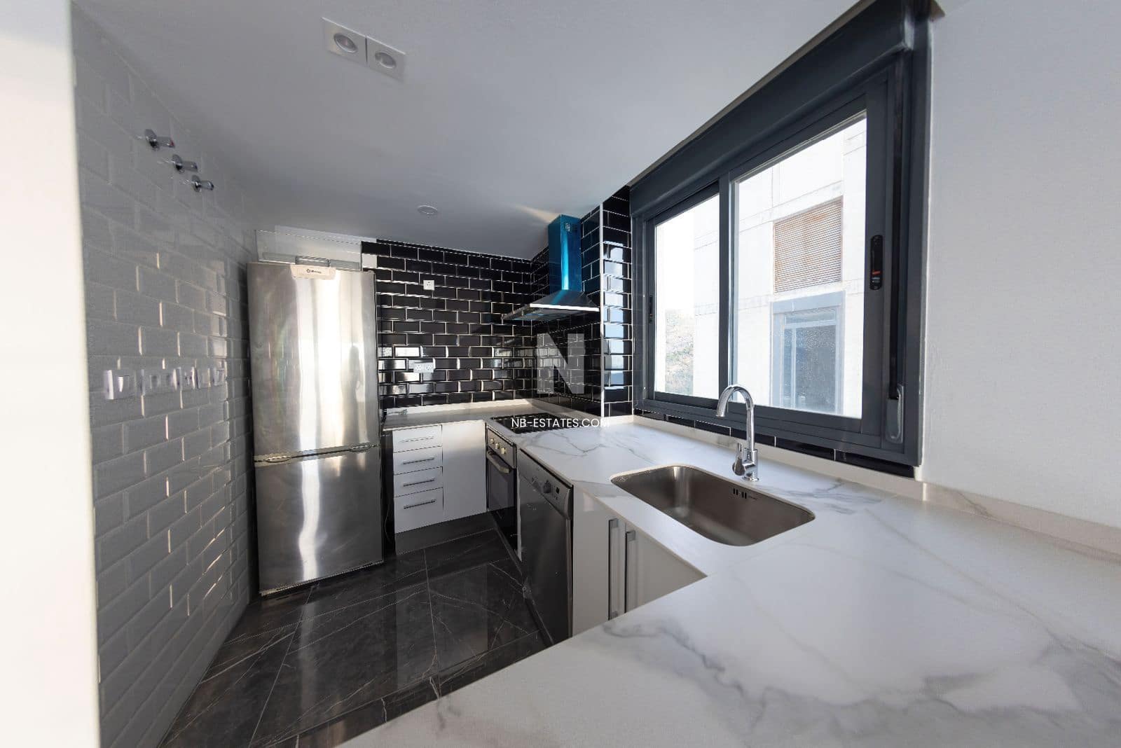 2 soveværelse Lejlighed til salg i Benidorm med swimmingpool - € 890.000 (Ref: 9675921)