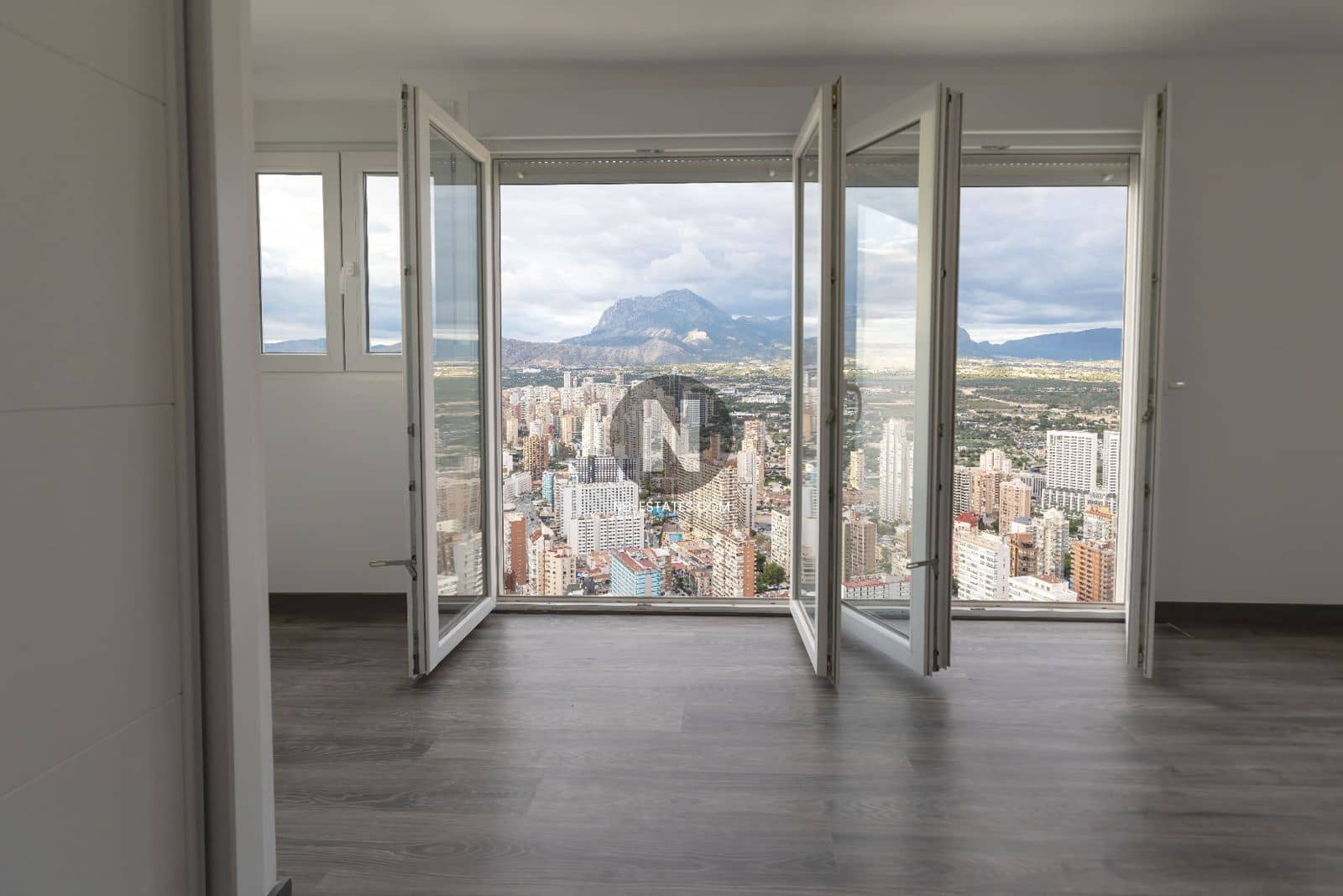 2 soveværelse Lejlighed til salg i Benidorm med swimmingpool - € 890.000 (Ref: 9675921)