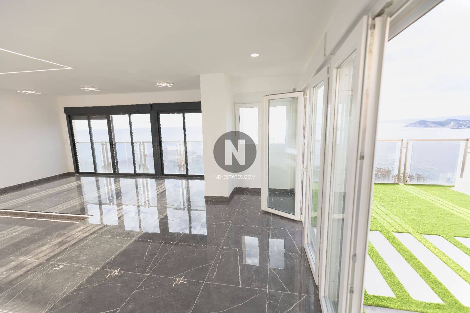 2 soveværelse Lejlighed til salg i Benidorm med swimmingpool - € 890.000 (Ref: 9675921)