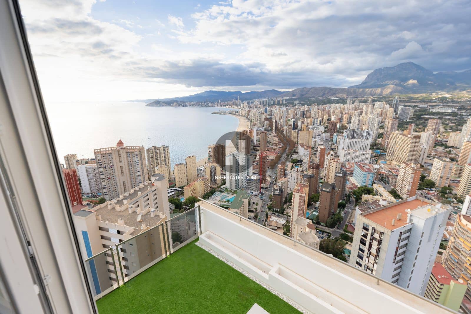 2 soveværelse Lejlighed til salg i Benidorm med swimmingpool - € 890.000 (Ref: 9675921)