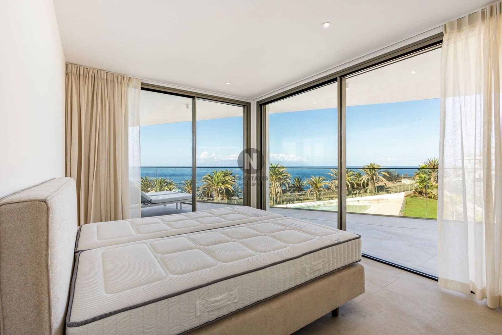 2 bedroom Penthouse for sale in Playa San Juan with pool garage - € 1,950,000 (Ref: 9833051)