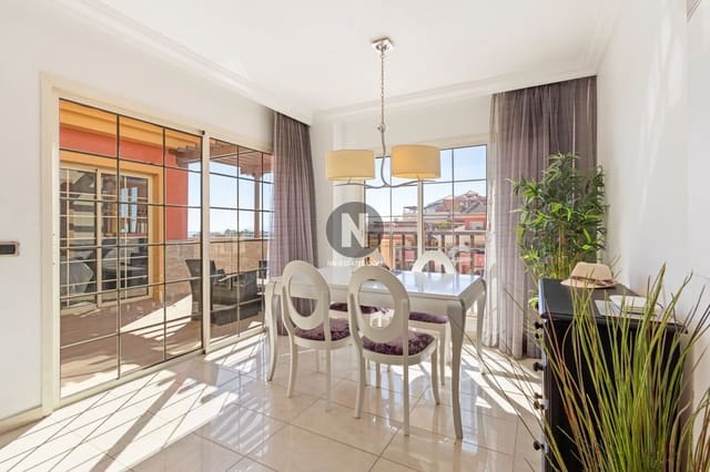 2 soveværelse Penthouse til salg i Playa del Duque, Adeje med swimmingpool garage - € 890.000 (Ref: 9918842)
