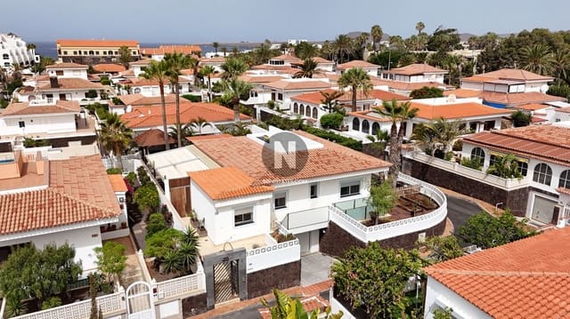 3 soveværelse Villa til salg i Costa del Silencio, Arona med garage - € 670.000 (Ref: 9935318)