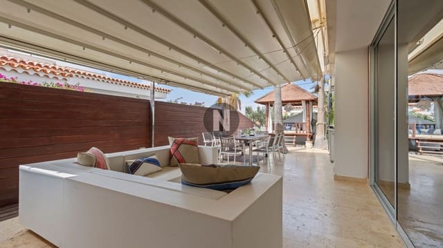 3 soveværelse Villa til salg i Costa del Silencio, Arona med garage - € 670.000 (Ref: 9935318)