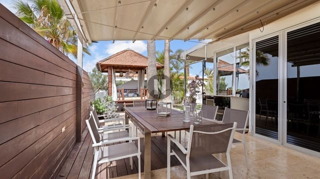3 soveværelse Villa til salg i Costa del Silencio, Arona med garage - € 670.000 (Ref: 9935318)