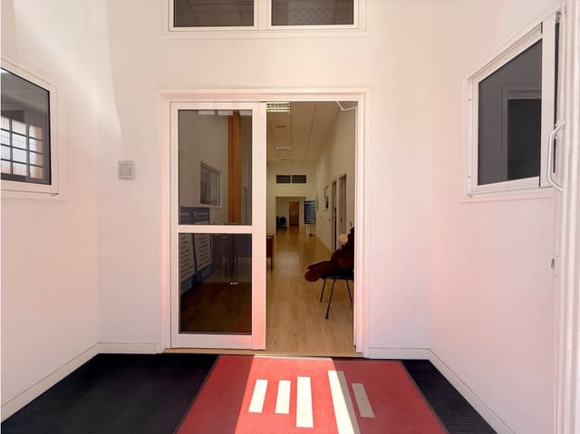 Kommersiell til salgs i Santa Cruz de Tenerife - € 310 000 (Ref: 9051669)