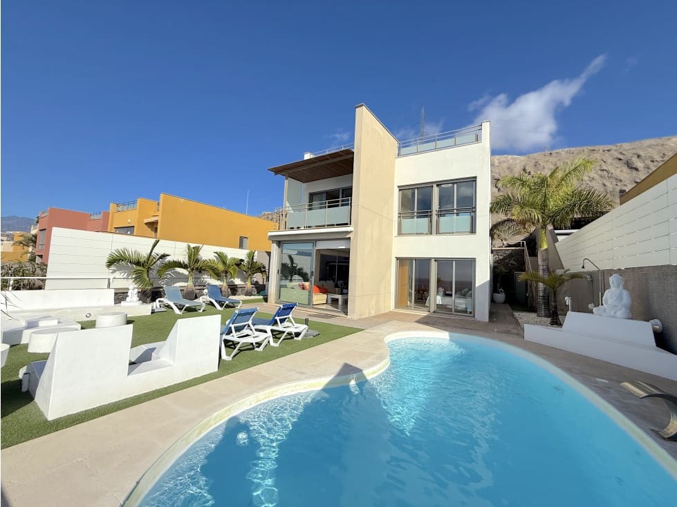 4 soveværelse Villa til leje i Santa Cruz de Tenerife med swimmingpool - € 5.000 (Ref: 9292380)