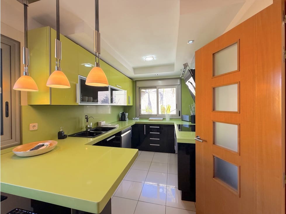 4 soveværelse Villa til leje i Santa Cruz de Tenerife med swimmingpool - € 5.000 (Ref: 9292380)