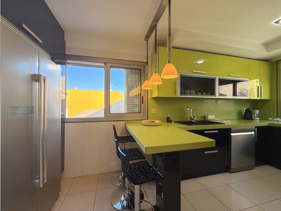 4 soveværelse Villa til leje i Santa Cruz de Tenerife med swimmingpool - € 5.000 (Ref: 9292380)