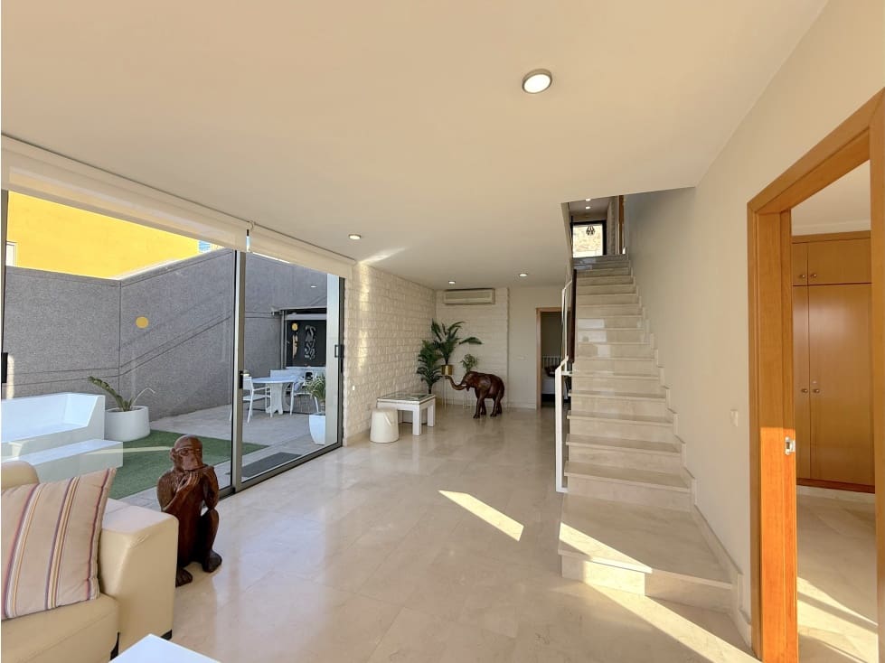 4 soveværelse Villa til leje i Santa Cruz de Tenerife med swimmingpool - € 5.000 (Ref: 9292380)