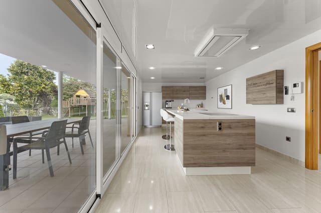 Casa de 4 habitaciones en Barcelona ciudad en venta con piscina garaje - 855.000 € (Ref: 9889343)