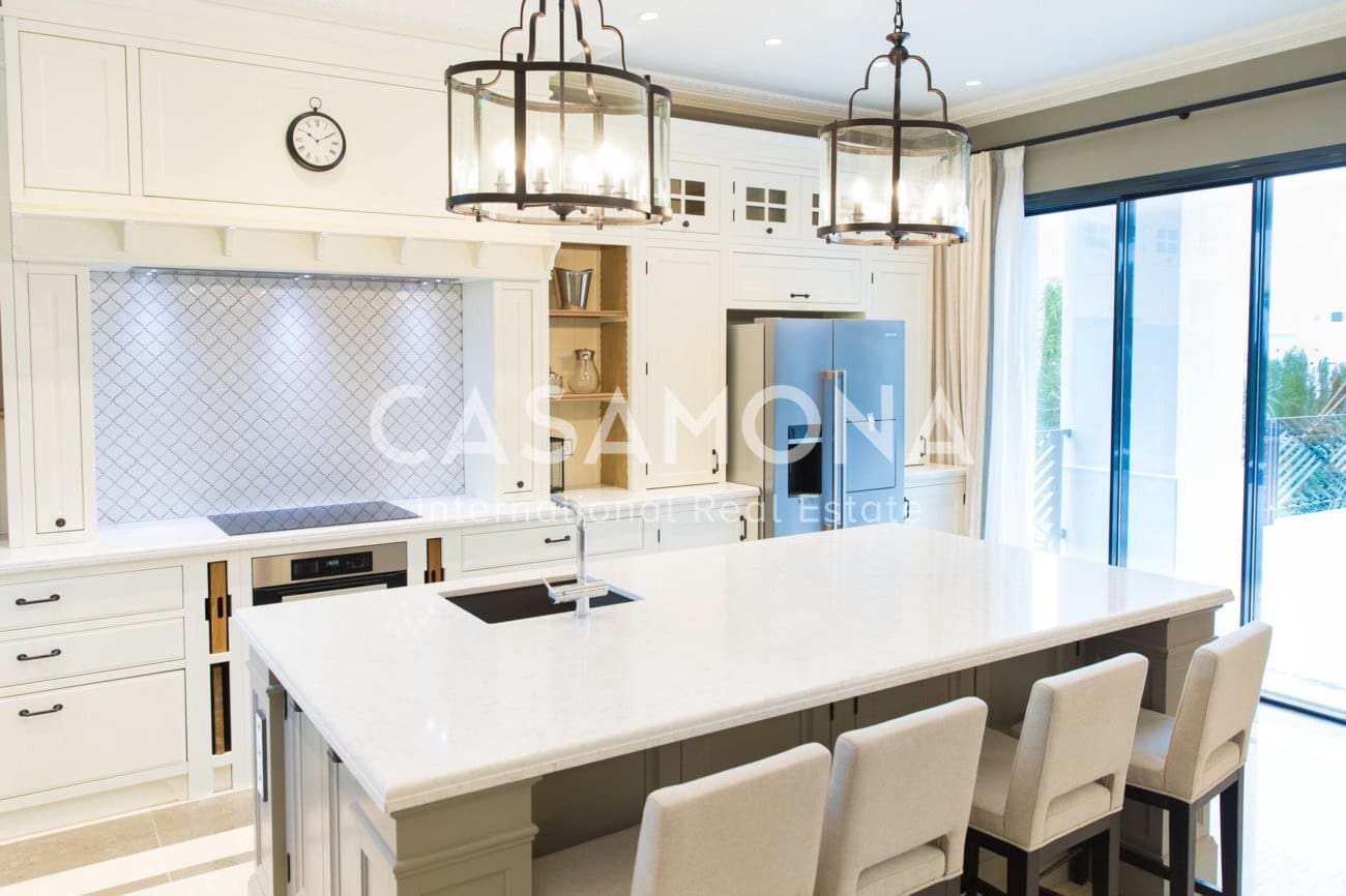 6 bedroom Villa for sale in Marbella with pool garage - € 2,700,000 (Ref: 6215482)