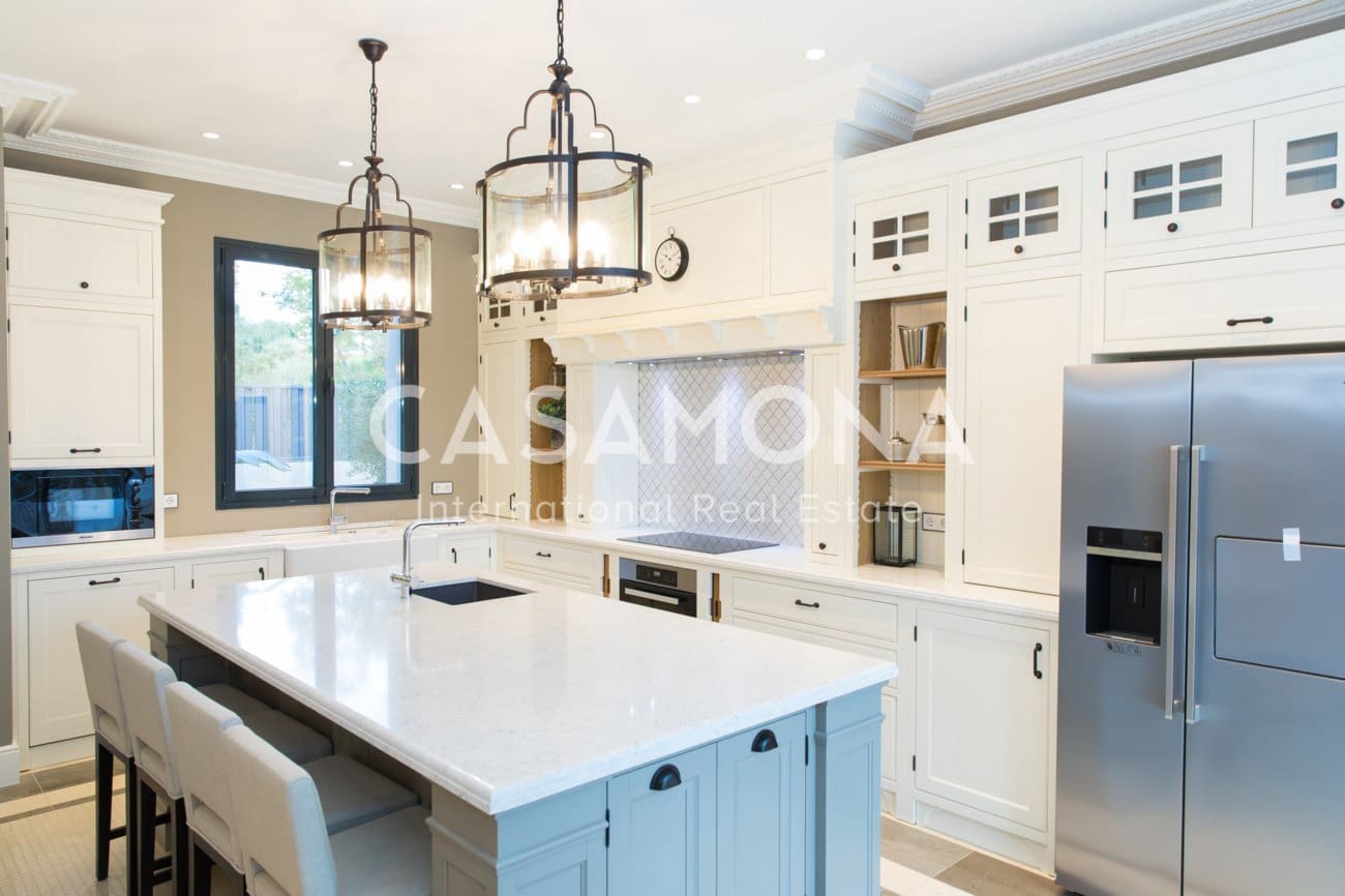 6 bedroom Villa for sale in Marbella with pool garage - € 2,700,000 (Ref: 6215482)