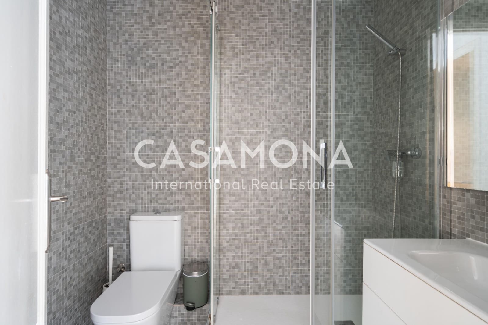 3 slaapkamer Appartement te huur in Barcelona stad - € 2.000 (Ref: 8699096)