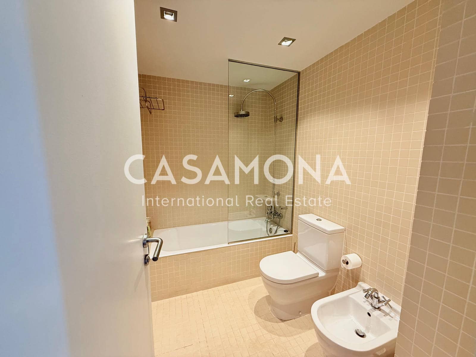 2 soveværelse Lejlighed til leje i Barcelona by - € 2.700 (Ref: 8878636)