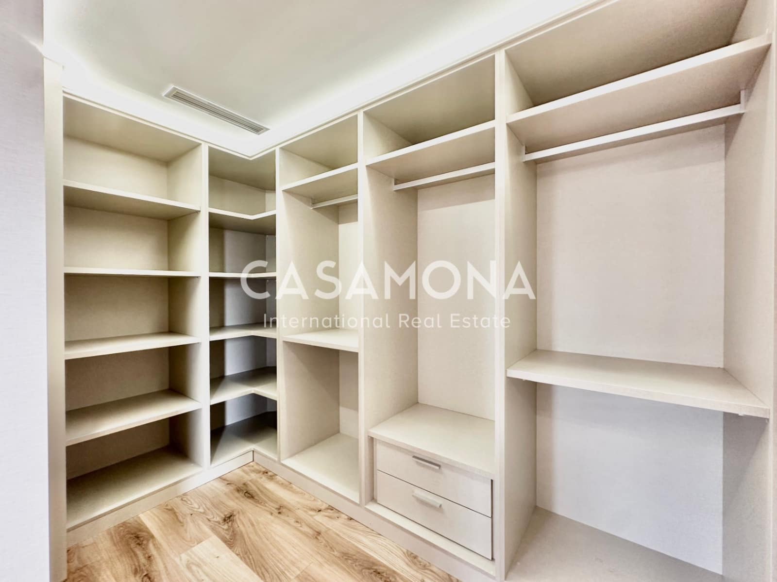 5 soverom Leilighet til leie i Barcelona by med garasje - € 6 000 (Ref: 9330202)