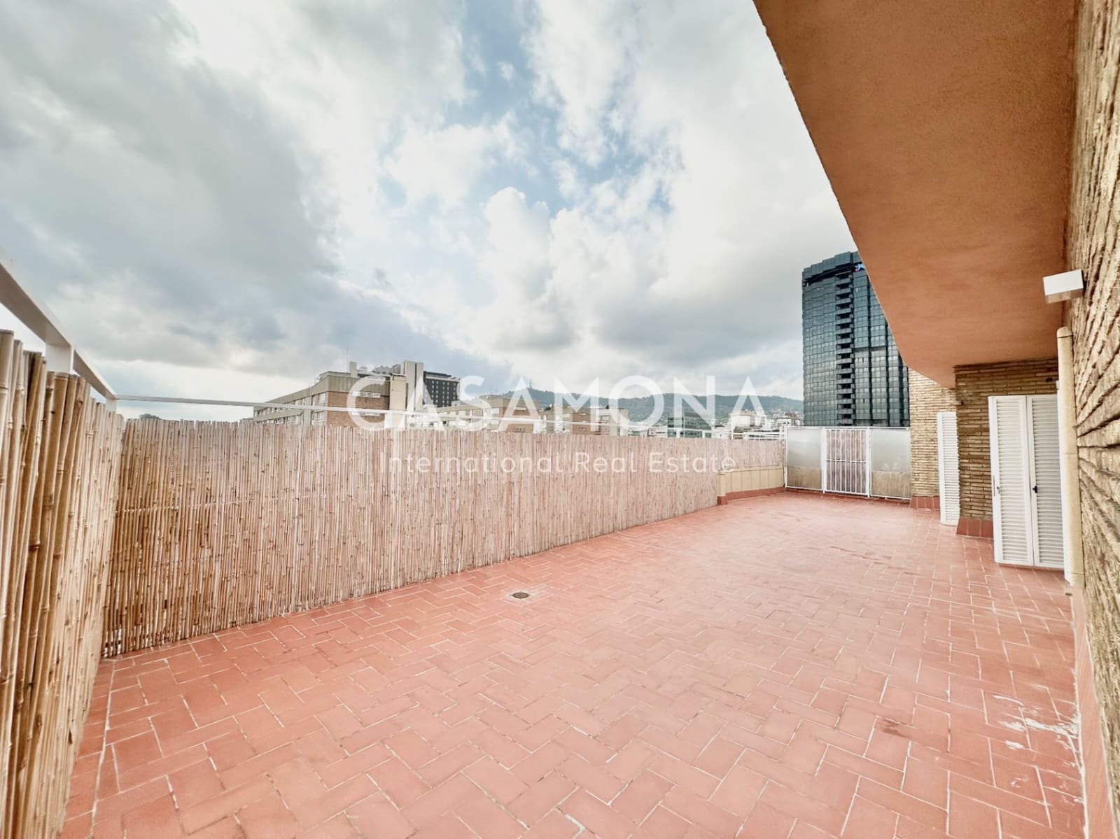 5 soverom Leilighet til leie i Barcelona by med garasje - € 6 000 (Ref: 9330202)