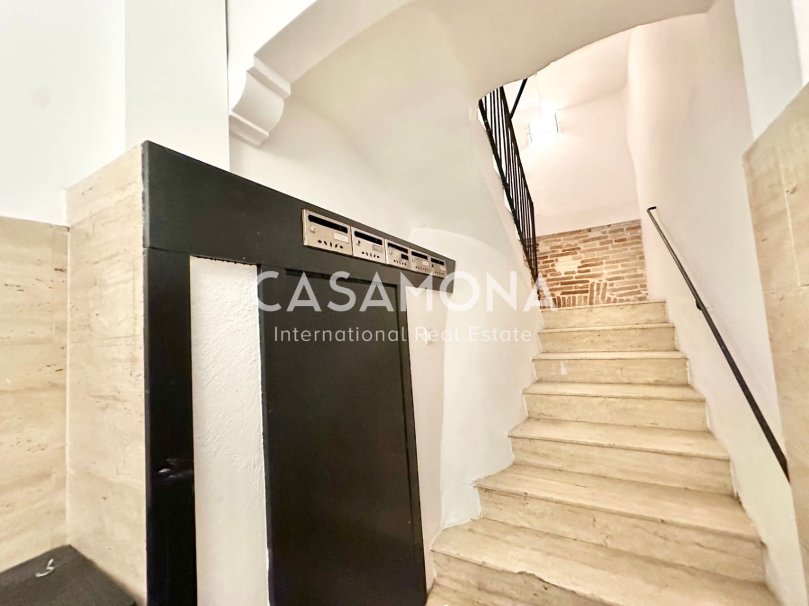 1 slaapkamer Penthouse te huur in Barcelona stad - € 1.350 (Ref: 9371335)