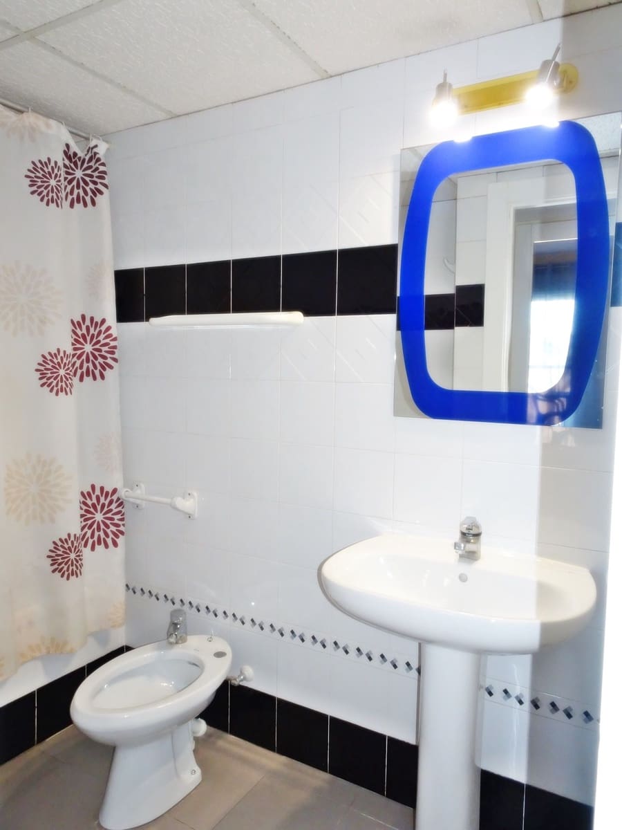 1 soveværelse Strandlejlighed til leje i Gandia med swimmingpool garage - € 400 (Ref: 8241067)